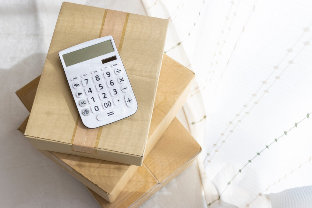 電卓でコストを表す写真